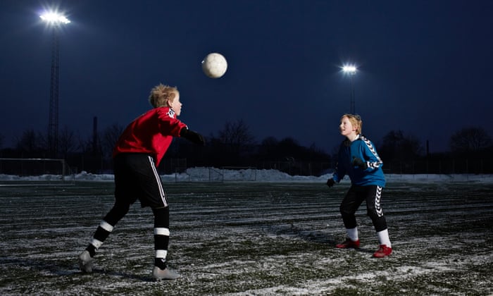 Crianças com menos de 12 anos de idade não devem liderar bolas de futebol nos treinos, dizem FAs
