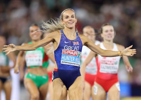 Georgia Hunter Bell, da Grã-Bretanha, comemora a vitória na final dos 1.500m.