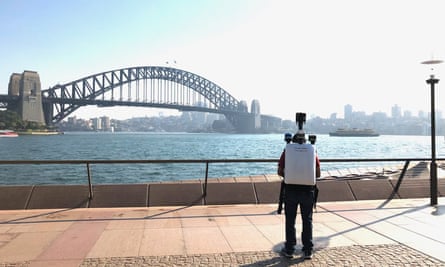 homem fica perto do rio