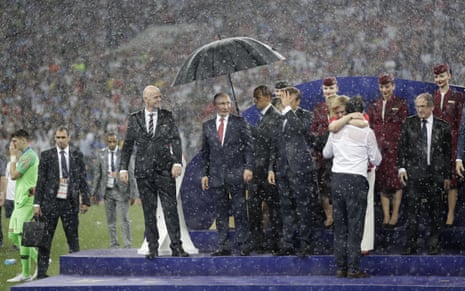 putin under an umbrella as macron gets drenched