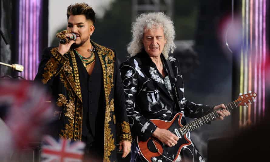 Queen + Adam Lambert actúan en la Gala del Jubileo de Platino de la Reina Isabel frente al Palacio de Buckingham, Londres.