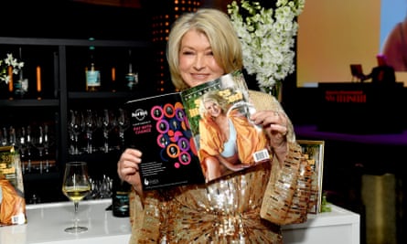 Martha Stewart dengan salinan Sports Illustrated Swimsuit Issue, di mana dia menggunakan kulit cokelat palsu untuk meningkatkan kepercayaan dirinya.