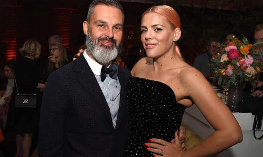 Busy Philipps ja aviomies Marc Silverstein poseeraavat yhdessä I Feel Pretty -elokuvan ensi-illassa