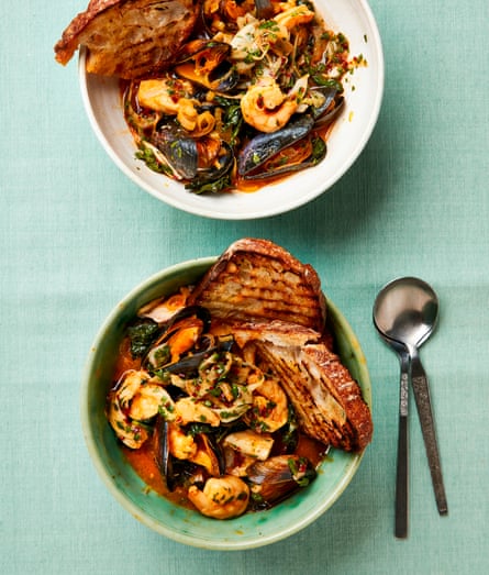 Les fruits de mer de Yotam Ottolenghi dans un bouillon au safran et au piment cascabel.