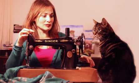 Anna Niman with her 1920s Singer sewing machine, accompanied by Pussy Cat