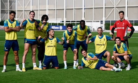 Niccol Fagioli (cuarto desde la derecha), Samuel Ealing Jr. (quinto desde la derecha) y Fabio Meretti (segundo desde la derecha) en una foto de entrenamiento de la Juventus.
