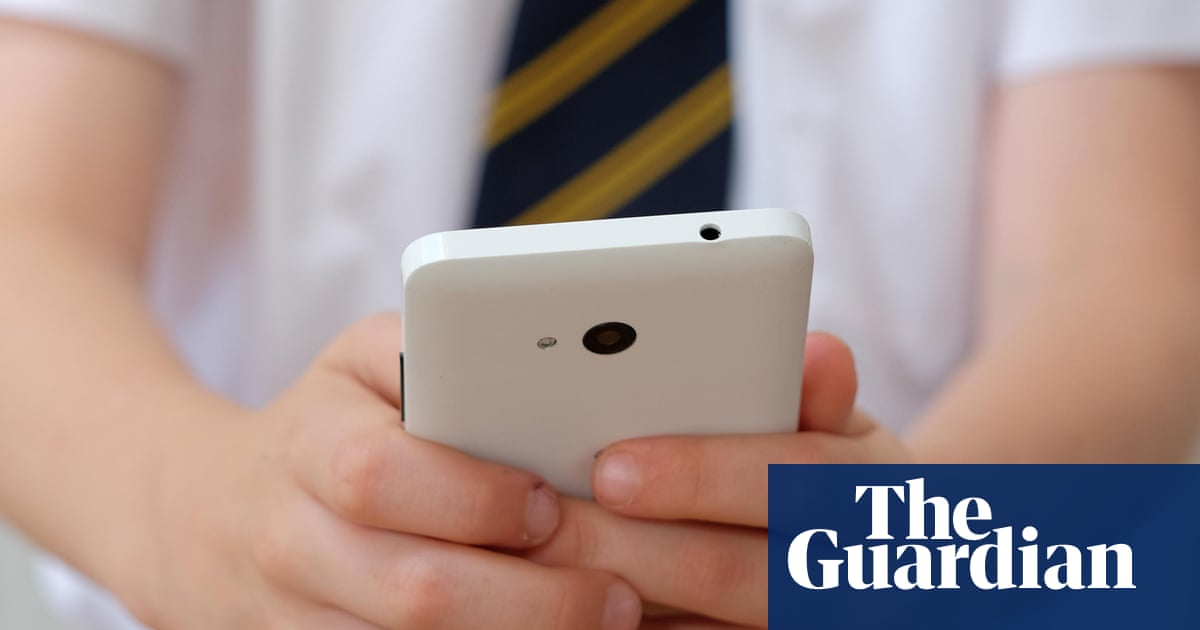 Gillian Keegan plans to ban mobile phones from English schools