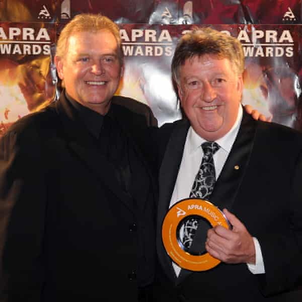 John Farnham and Denis Handlin pose for photographers at the 2009 Apra awards in Melbourne