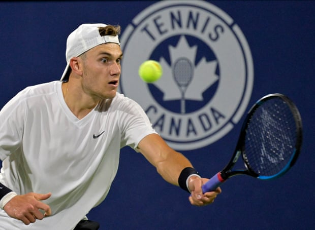 Jack Draper in action against Pablo Carreño Busta.