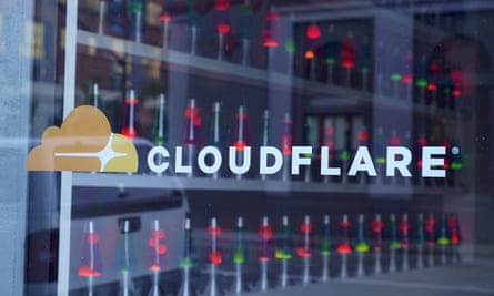 Logotipo da Cloudflare na frente de um conjunto de racks de servidores