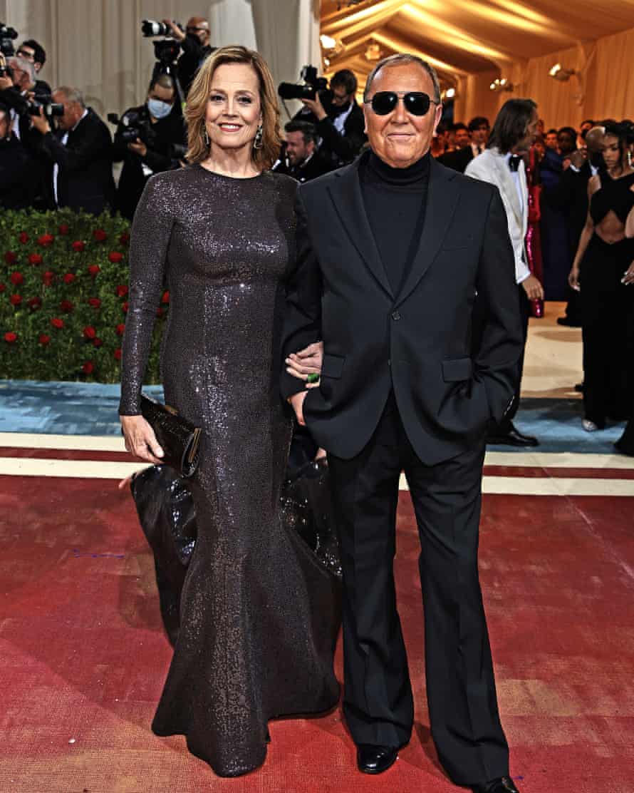 Sigourney Weaver y Michael Kors se unen del brazo