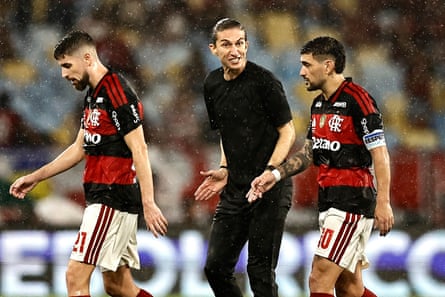 Filipe Luís (centre) wit his Flamengo players last week.