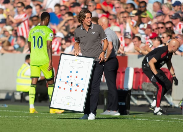 Brentford-manager Thomas Frank med sin taktikktavle under kampen mot Manchester United tidligere denne sesongen.