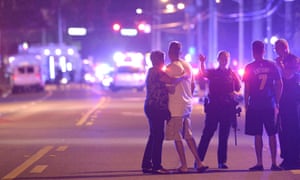 Los agentes de policía Orlando familiares directos de distancia de un tiroteo múltiple en un club nocturno en Orlando.