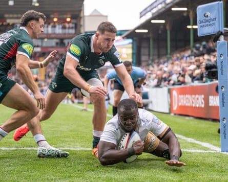 Rotimi Segun dives over the line to claim Saracens’ sixth try against Leicester