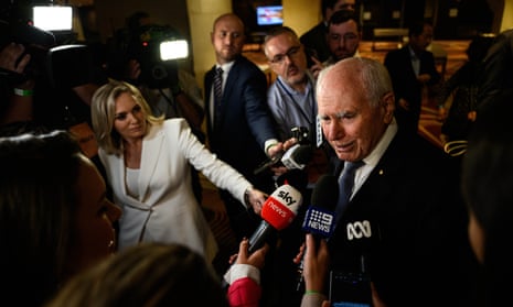 El ex primer ministro John Howard habla con los medios de comunicación en un evento de la noche de las elecciones liberales de Nueva Gales del Sur