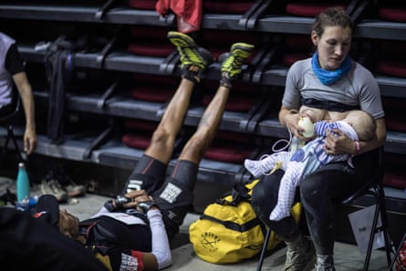 Great-Britain’s trail runner Sophie Power breastfeeds her three months old baby Cormac during a break as she competes in the 170 km Mount Blanc Ultra Trail (UTMB) race on August 31, 2018 in Courmayeur