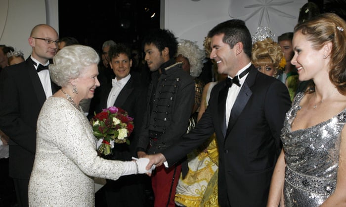 Simon Cowell meeting the Queen at the 79th Royal Variety performance in Liverpool in 2007.
