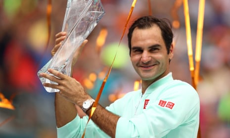 Roger Federer beat John Isner 6-1, 6-4 to capture the Miami Open title