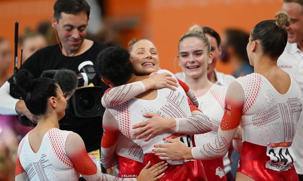 Alice Kinsella (second right) celebrates Commonwealth Games gold with her England teammates.