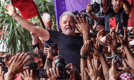 Lula greets crowds