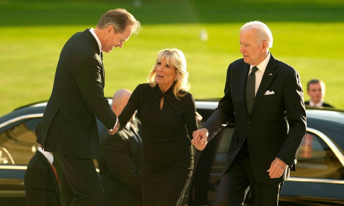 Le président américain Joe Biden, à droite, accompagné de la première dame, est accueilli par le seigneur de la maison, le V-Adm Sir Tony Johnstone-Burt, à leur arrivée au palais de Buckingham dimanche soir.