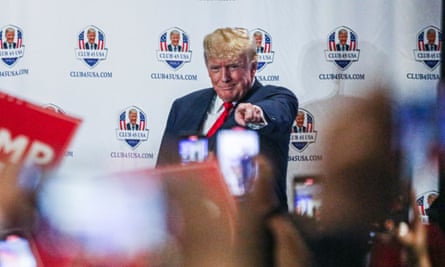 L'ancien président américain Donal Trump s'adresse à ses partisans lors d'un événement en Floride, le 20 février 2023.