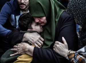 Khan Younis, Gaza: people mourning