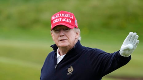 2023 年 5 月 2 日,唐納德·川普 (Donald Trump) 在艾爾郡特朗普坦貝利 (Trump Turnberry) 的第二個果嶺上。