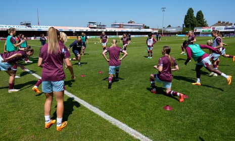 Para pemain West Ham melakukan peregangan pra-pertandingan kolektif mereka di Stadion Konstruksi Chigwell di Dagenham.