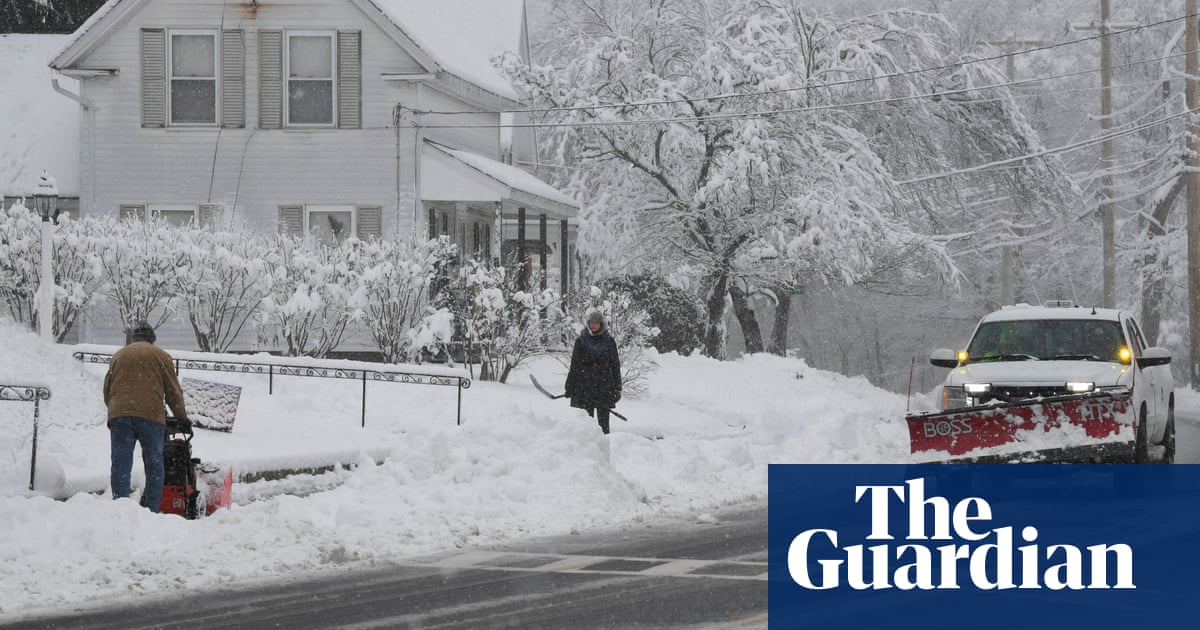 Междувременно бурята в Сиера Невада с обилен сняг на запад