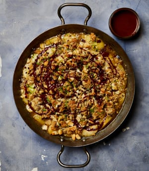 Yotam Ottolenghi sườn lê và macadamia vỡ vụn với sốt sô cô la.