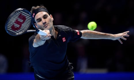Roger Federer plays a forehand.
