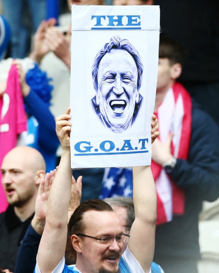 Seorang penggemar Huddersfield Town mengangkat tanda GOAT untuk manajer Neil Warnock untuk pertandingan mereka melawan Reading