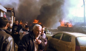ويظهر في انتزاع صورة من شريط فيديو AFPTV في مكان الانفجار في عزاز
