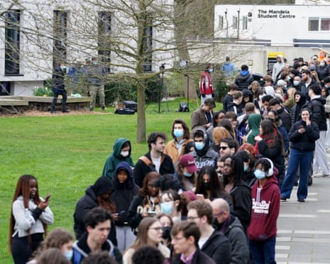 Studenti universitari riuniti nel campus
