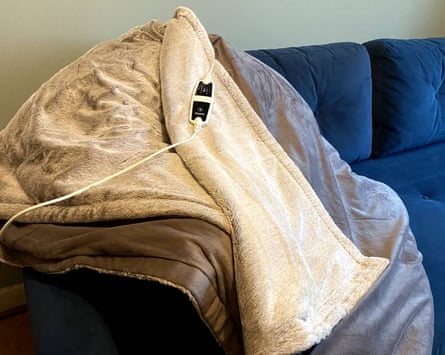 Beurer’s heated snuggle blanket comes with a control panel with 6 heat settings so you can adjust the warmth (1)