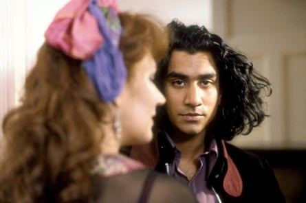 Susan Fleetwood y Naveen Andrews en la miniserie de la BBC de 1993 El Buda de los Suburbios.