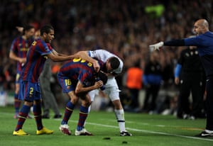 Thiago Motta choca con Sergio Busquets del Barcelona después de ser expulsado en la semifinal de la Liga de Campeones en el Camp Nou.