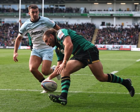 Ollie Sleightholme taps down the second of his three tries in a high-scoring collision with Bath