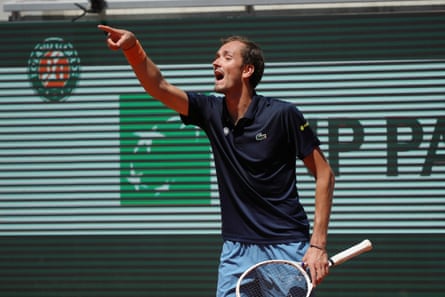Daniil Medvedev points his finger