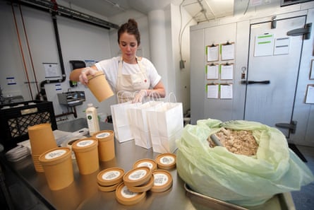 Laurel McConville, zakladateľka a generálna riaditeľka spoločnosti Nectar & Green v Charlestowne v štáte Massachusetts, balí čerstvé lisované mandľové mlieko a mandľovú dužinu do prekvapivých vrecúšok, aby ich mohla v roku 2021 predávať v aplikácii Too Good To Go.