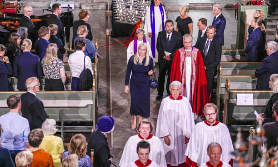 A princesa herdeira da Noruega Mette-Marit e o reverendo Olav Fykse Tveit, partem após um serviço memorial na Catedral de Oslo.