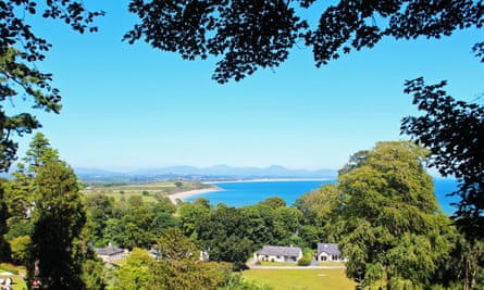 Pantai Llandbedrog di kejauhan, dengan Snowdonia di latar belakang.