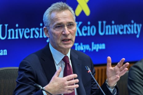 Generálny tajomník NATO Jens Stoltenberg počas návštevy a prezentácie na univerzite Keio v Tokiu.