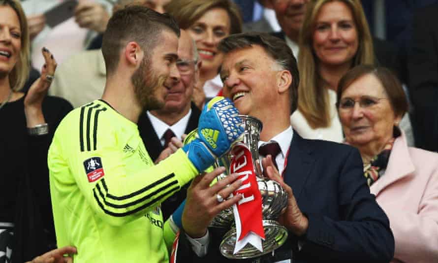Louis van Gaal holds the trophy with David de Gea after winning the 2016 FA Cup final