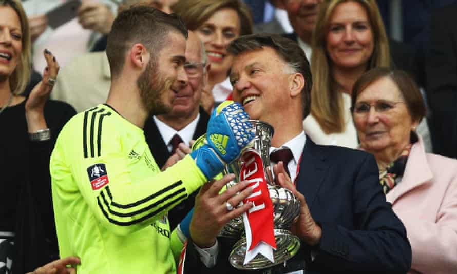 Louis van Gaal houdt de trofee vast met David de Gea na het winnen van de FA Cup-finale van 2016