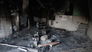 25 Şubat'ta Hindu isyancıları tarafından saldırıya uğrayan Kuzey Doğu Delhi'deki Shiv Vihar'da bir cami kalıntıları yatıyor. İsyancılar kamyonlara geldi ve camiler içinde kundaklama ve patlamayı tetiklemek için kullanılan gaz tüpleri taşıdı. İsyancılar, Shiv Vihar'ın dört camisine de neredeyse aynı tarzda saldırdılar.