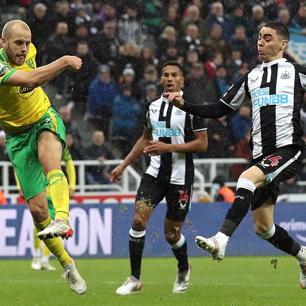 norwich s teemu pukki denies 10 man newcastle first win with powerful strike premier league the guardian