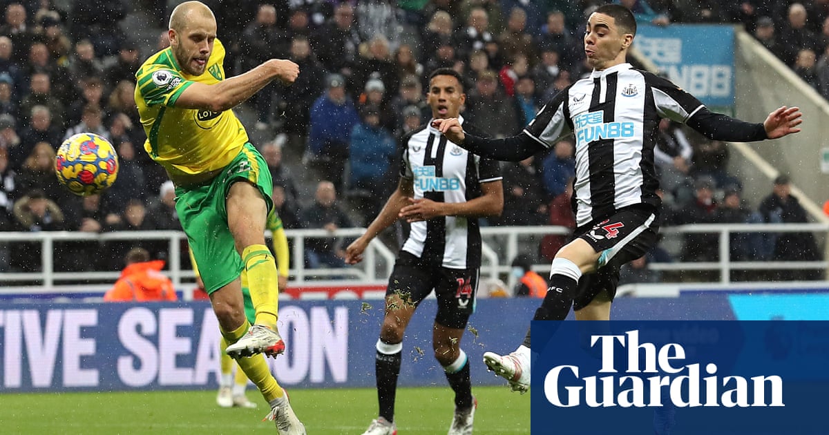Teemu Pukki de Norwich niega la primera victoria del Newcastle a 10 hombres con un poderoso golpe